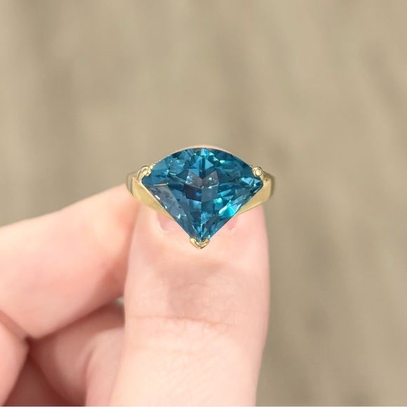 14K Large Deep Blue Topaz Swiss London triliant pie cut regal yellow gold ring - Picture 7 of 12